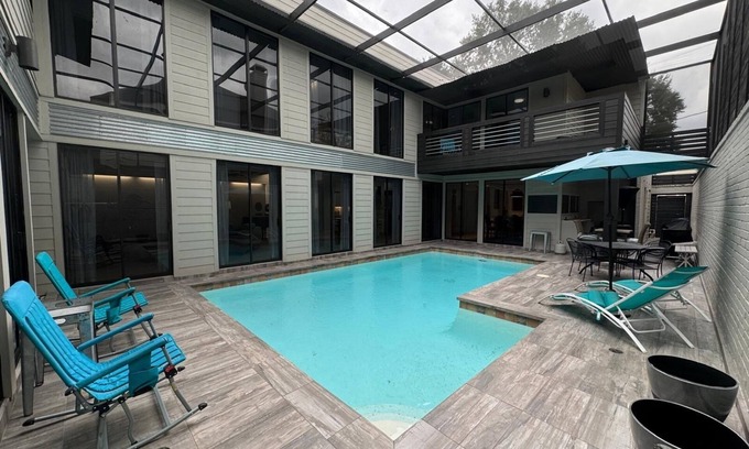 Southgate House | Walk to Med Center PRIVATE POOL! 5 bedrooms, 3.5 baths renovated fully furnished