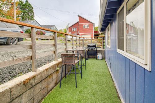 Coos Bay House | Walk to Mingus Park Quaint Escape with Private Yard