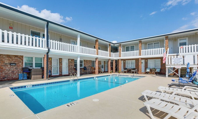 Cherry Grove Beach Apartment | Walk to North Myrtle Beach: Studio w/Pool Access!