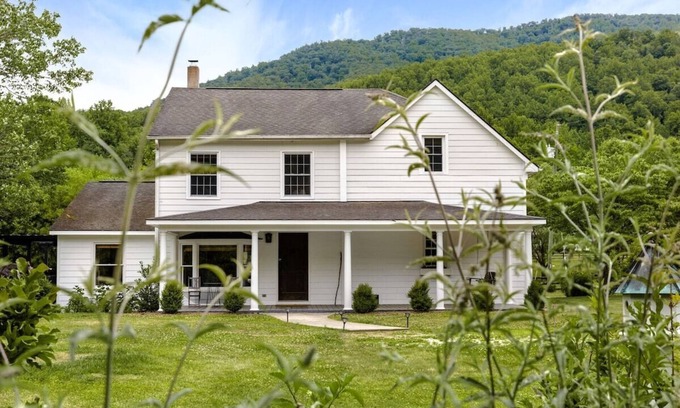 Haywood Other | Walk to Old Rag/Shenandoah*Hot tub* dogs welcome