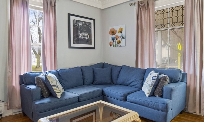 Watkins Glen House | Walk to park & restaurants.!