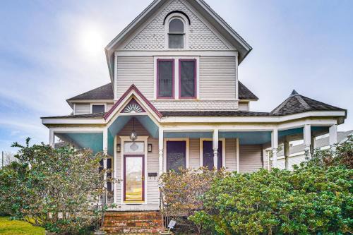 Jeanerette House | Walk to Parks and Cafes Historic Jeanerette Home