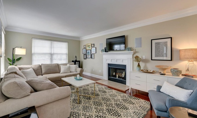 Mount Pleasant House | Walk to restaurants! 10min to beaches and downtown Charleston.