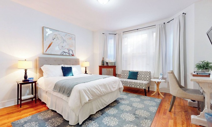 Coolidge Corner South Side Apartment | Walk to Restaurants, Shopping, near BU and Hosp