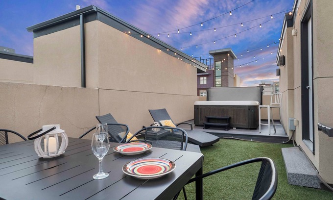 Five Points House | Walk to RiNo’s Best Bars, Restaurants, Coors Field! Rooftop Deck with Hot Tub!