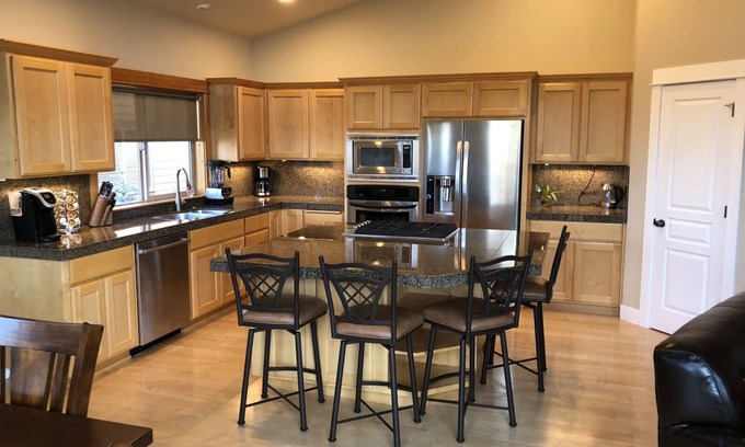 Westbrook Meadows House | Walk to river, trails, pubs! Great house best location by hiking, biking, SUPing