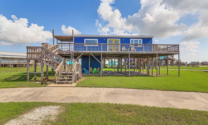 Surfside Beach House | Walk to Sand: Surfside Beach Getaway w/Deck