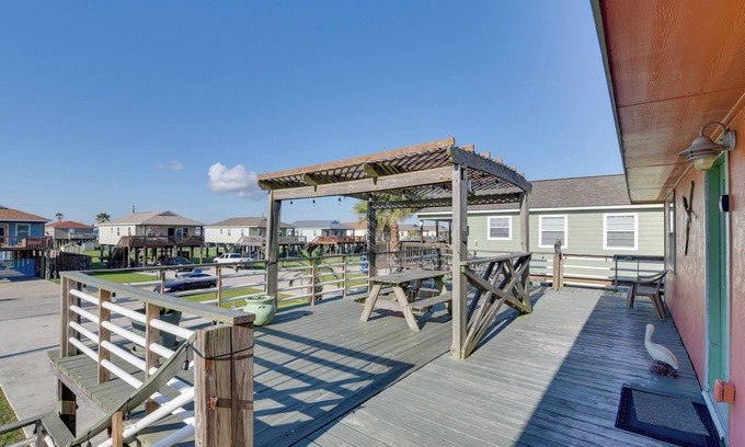Surfside Beach Cottage | Walk to Shore & Restaurants: Surfside Beach Home!