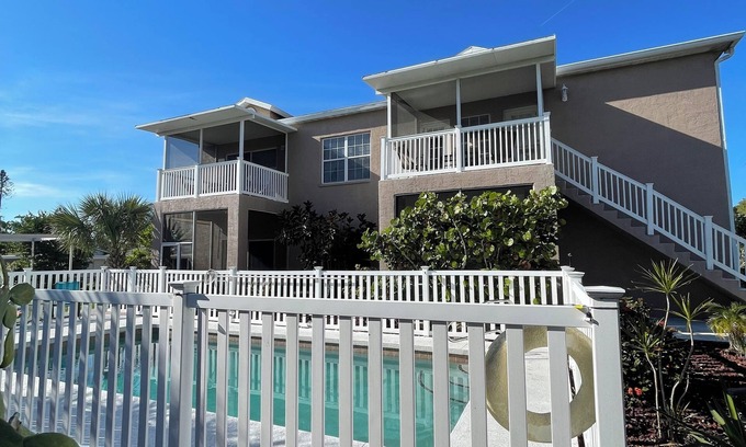 Sarasota Condo | Walk to Siesta Key Beach. Beautiful condo with pool.