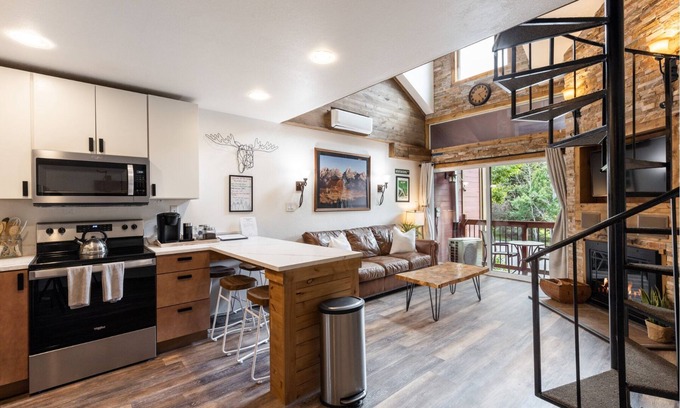 North Park City Condo | Walk to Ski | Free Parking | Hot Tub