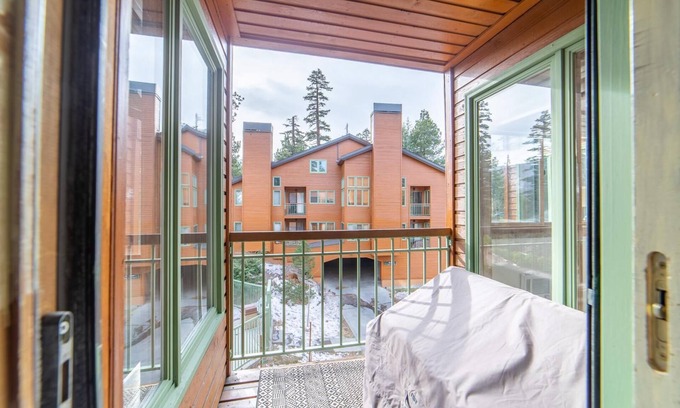 Mammoth Lakes Cabin | Walk to Ski, Modern, Rustic Mammoth Condo w/Mountain Views & Spa - #490
