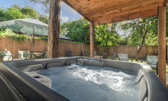Central Arlington House | Walk to Stadium*Hot Tub*Secured Parking*Ping Pong