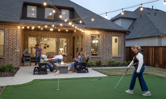 Arlington House | Walk To Stadiums: Game Room Hot Tub Mini Golf 4 Full Bath Prime Location