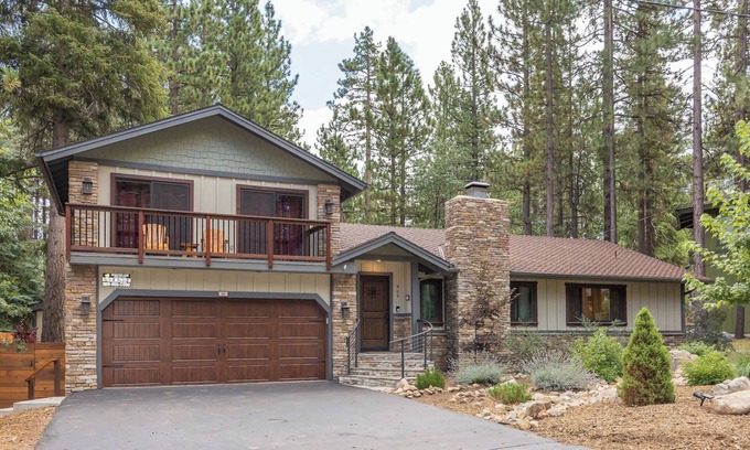 Summit Estates House | Walk to Summit. Relaxing Spa and Fireplace.