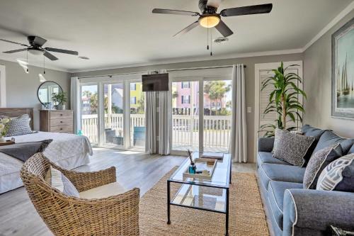 Surfside Beach Apartment | Walk to Surfside Beach Studio with Covered Balcony