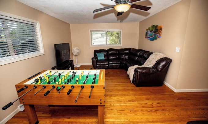 Twain House | Walk to Sycamore Mall, 5 Min Drive To City Center, 8 Beds Home, Fenced Yard
