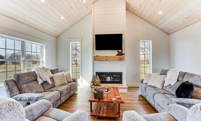 Ronks House | Walk to the Amish Village Spacious Ronks Getaway!