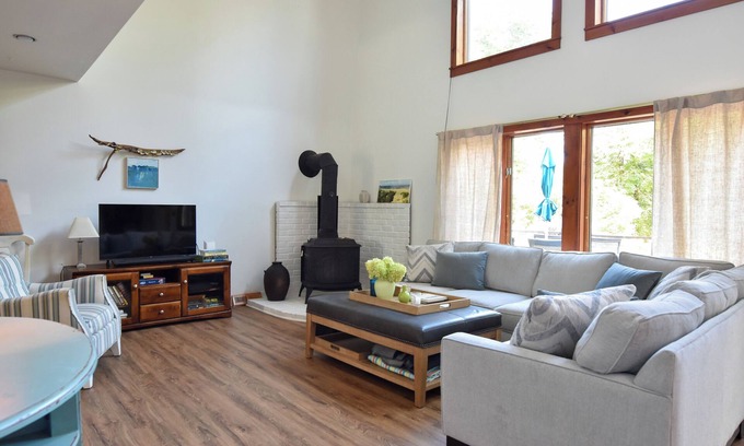 Cape May Point House | Walk to the beach from this cozy birder cottage! 3beds, 2ba