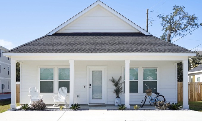 Biloxi House | WALK TO THE BEACH & COMES WITH TWO BIKES! BUILT IN 2023