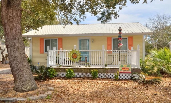 Tranquil Harbour House | Walk to the BEACH!!! Great Location-Beautiful, 2 Bedroom/1 Bath Cottage-Sleeps 4