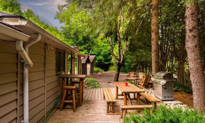 Flesherton Cottage | Walk to the Beach * Outdoor Sauna * Hot Tub