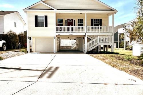 North Myrtle Beach House | Walk to the Beach-Sleeps 10 and Golfcart