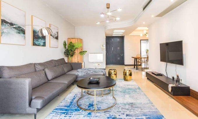 Huangpu Apartment | Walk to the bund, People Square, Xintiandi, Yuyuan Gardens