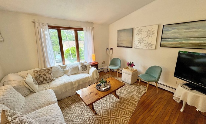 Saunderstown House | Walk to the Family Beach, North Narragansett.
