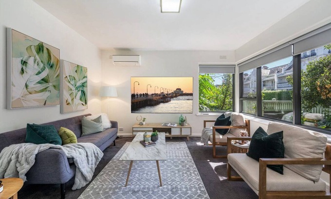 St Kilda Apartment | Walk to the Grand Prix track. Light and bright ground floor 2 bedrm apartment.