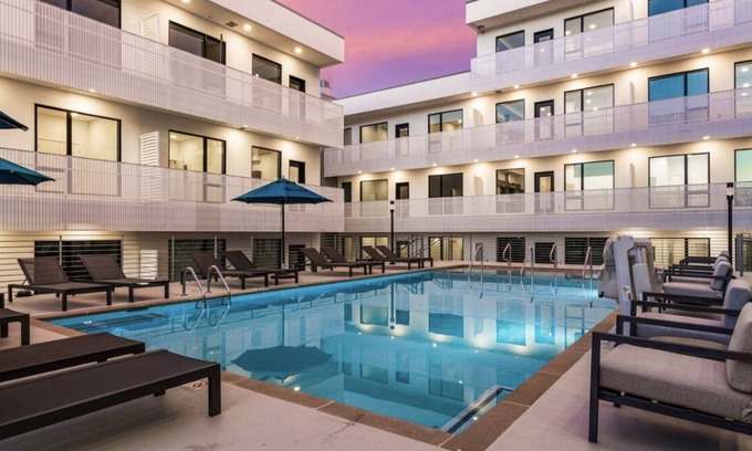 Edgehill Condo | Walk to the Gulch! Pool is Open! Free Parking! Sleeps 6! Walk to Murals!