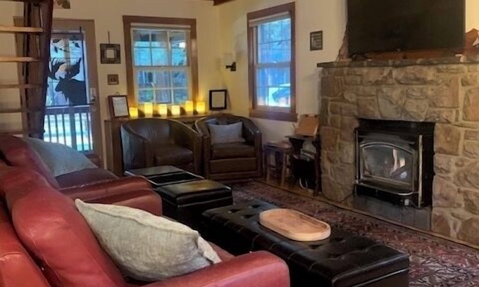 Bijou Pines Cabin | Walk to the LAKE! “Naughty but Nice" Knotty-Pine Cabin