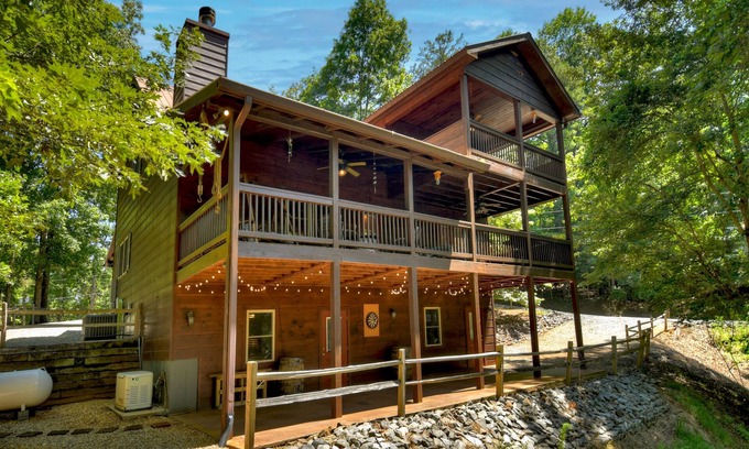 Ellijay Cabin | Walk to the River! 3 Story Cabin w/Firepit~ Games ~ Fireplace~Covered deck!