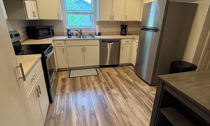 San Marcos House | Walk to the River - Modern Pet-Friendly Home - Minutes from Texas State