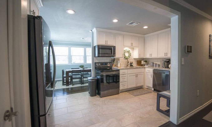 Brazos House | Walk to the Silos 3 Bed 1960 s Bungalow Near Baylor