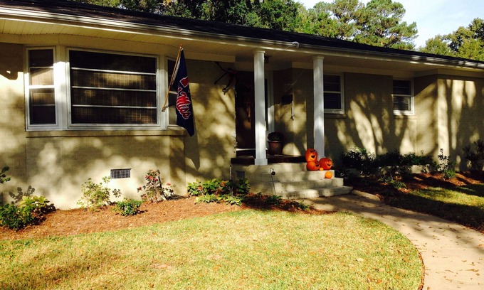 Oxford House | Walk to the Square and the Grove!