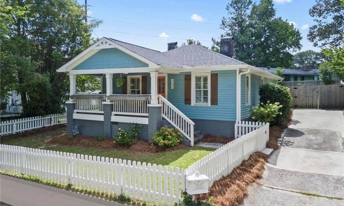 Marietta House | Walk to the Square - Marietta’s Bluebird Bungalow
