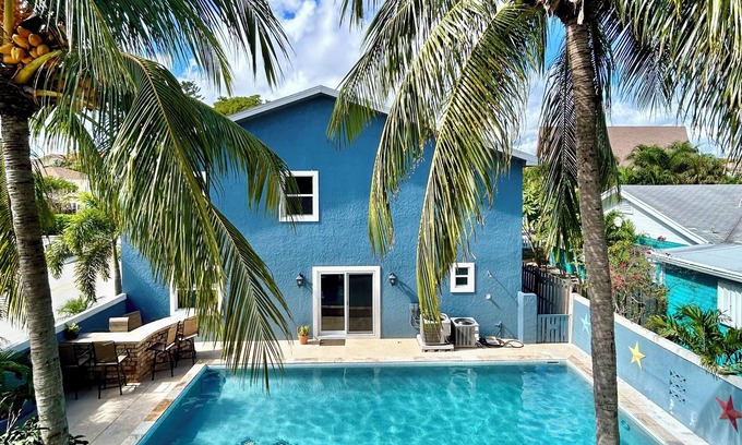Lake Worth House | Walk to the water, chill in the pool & sauna