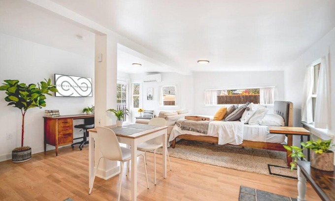 North End Apartment | Walk to the waterfront! The Hobbit House