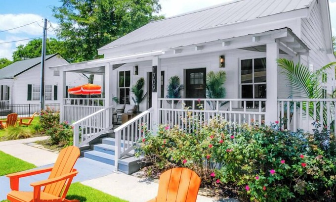 Ocean Springs House | Walk to town,beach, fenced courtyard & firepit