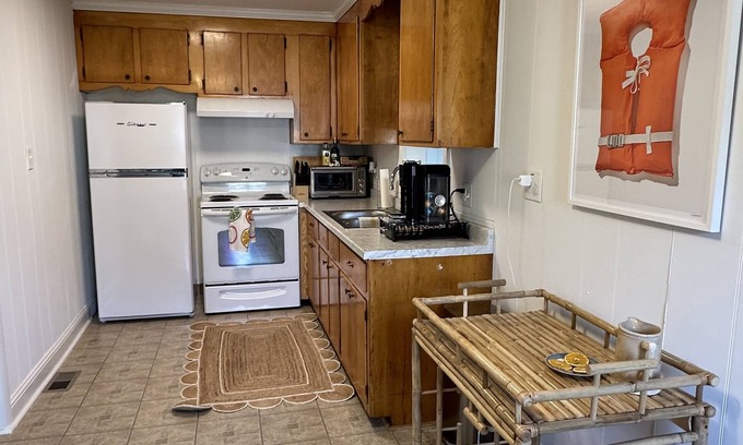 Mascot House | Walk to town from this cozy Rivah house with awesome yard and water views.
