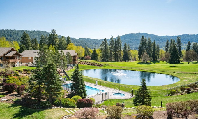 Downtown Leavenworth Condo | Walk to Town Mountain & Golf Course Views Hot Tub & seasonal pool