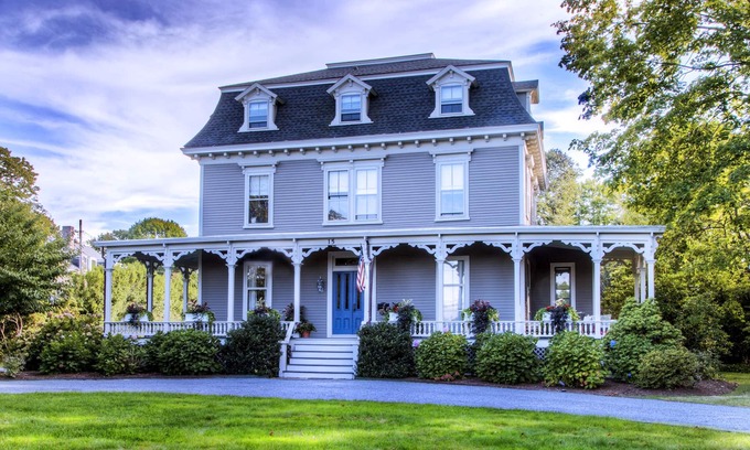Bellevue Avenue Historic District House | Walk to trendy Downtown, Cliff Walk, Tennis Hall of Fame, Bellevue Avenue