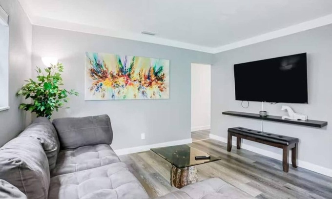 Temple Terrace House | Walk to USF | 4BR/3BA w/2 Master Suites + Yard & BBQ Location+ 5 min walk to USF 2 Master suit