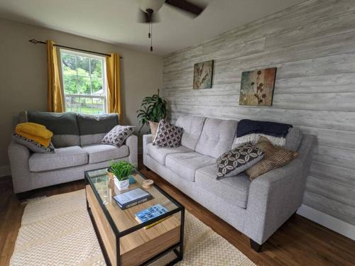 Springfield Apartment | Walk to Washington Park, Pet-friendly, Backyard