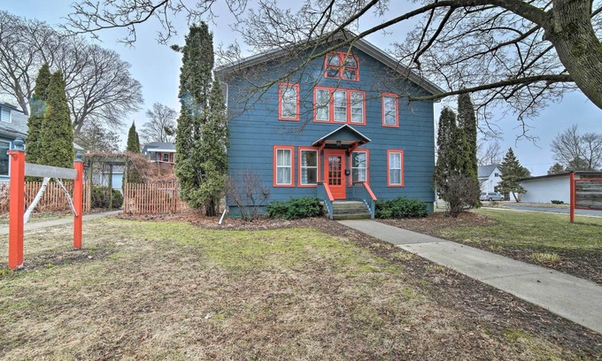 Sturgeon Bay Apartment | Walk to Waterfront: Dtwn Sturgeon Bay Retreat!