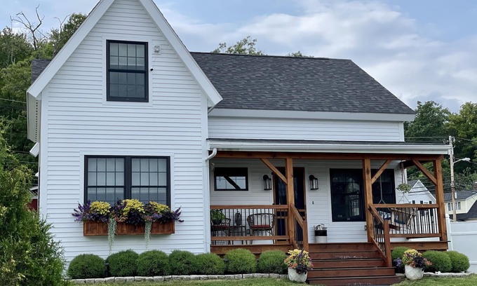 Meredith House | Walk to wedding venues, shops, dining, hiking, movies, ice cream & dog friendly.