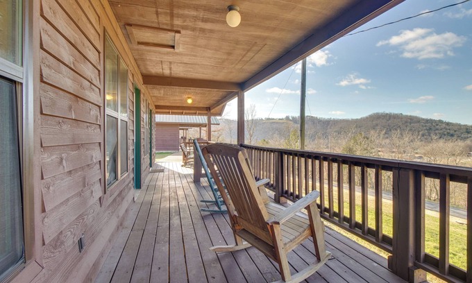 Mountain View Cabin | Walk to White River: Mountain View Family Cabin!