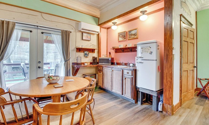 Cotter Apartment | Walk to White River: Cozy Studio, Driftys Hideaway