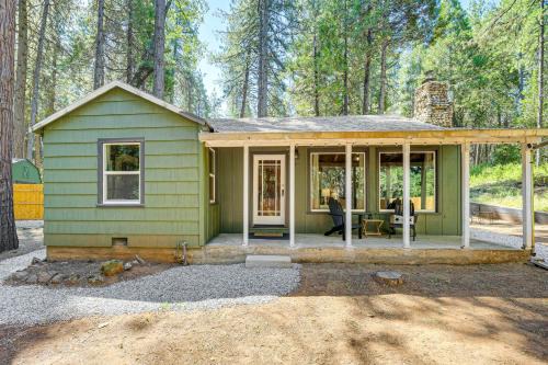Forest Meadows House | Walk to Winery Cozy Cabin with Fire Pit in Murphys