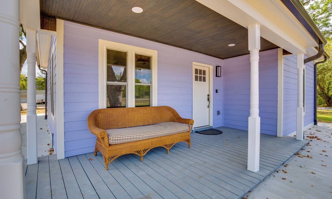 Clay County House | Walk to Winery: Family-Friendly Holt Getaway